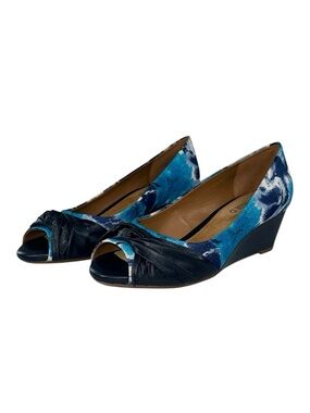 Michelle D Beverly Peep Toe Comfort Wedge Pumps Blue Print Knot Detail Size 7.5